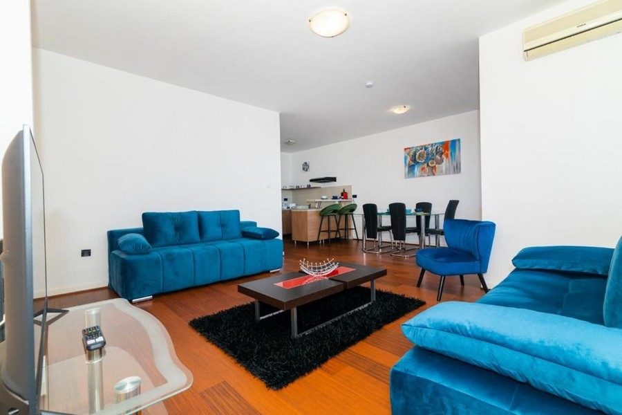 Vackert möblerat vardagsrum i lägenhet A3840, som är till salu i Crikvenica.