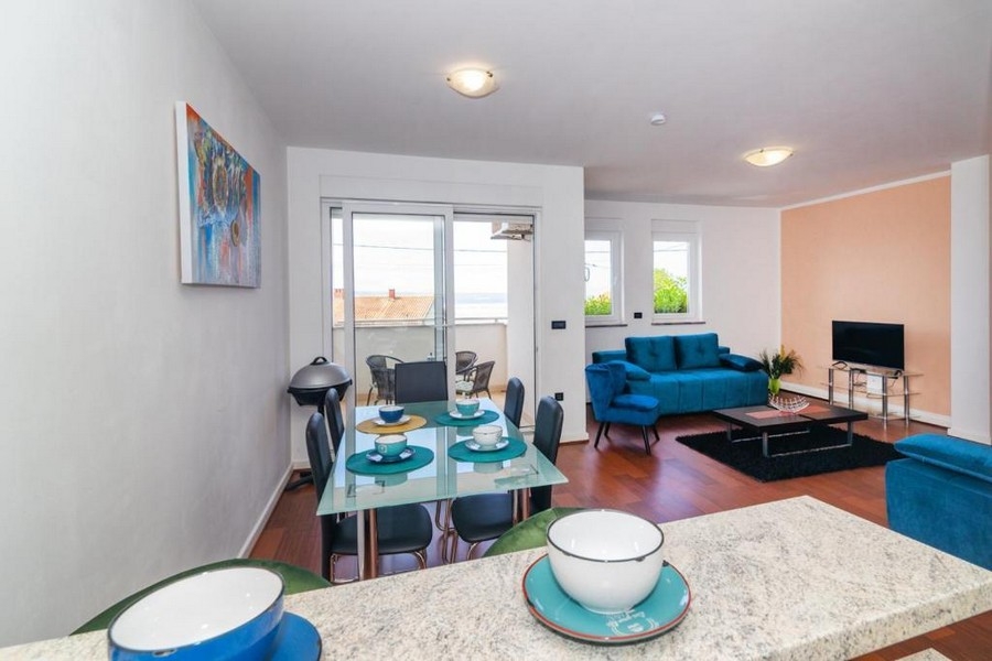 Utsikt från matsalen till terrassen och havet - fastighet A3840.