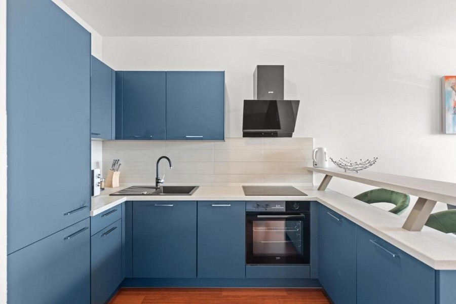 Kök med utrustat kök och moderna elektriska apparater