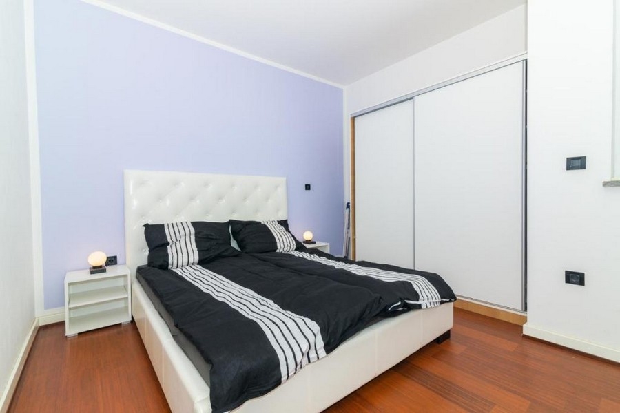 Sovrum med dubbelsäng och garderob