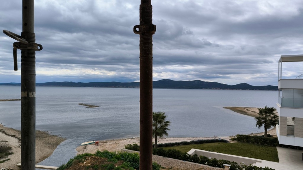 Havsutsikt från ny lägenhet precis vid stranden i Kroatien