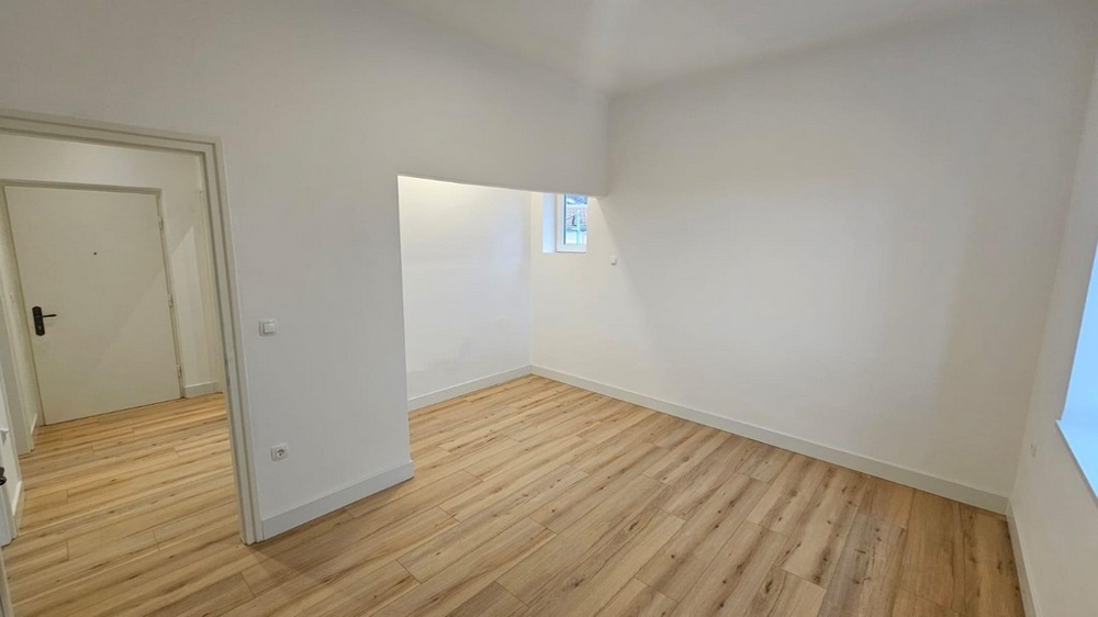 Ljust vardagsrum med nytt golv