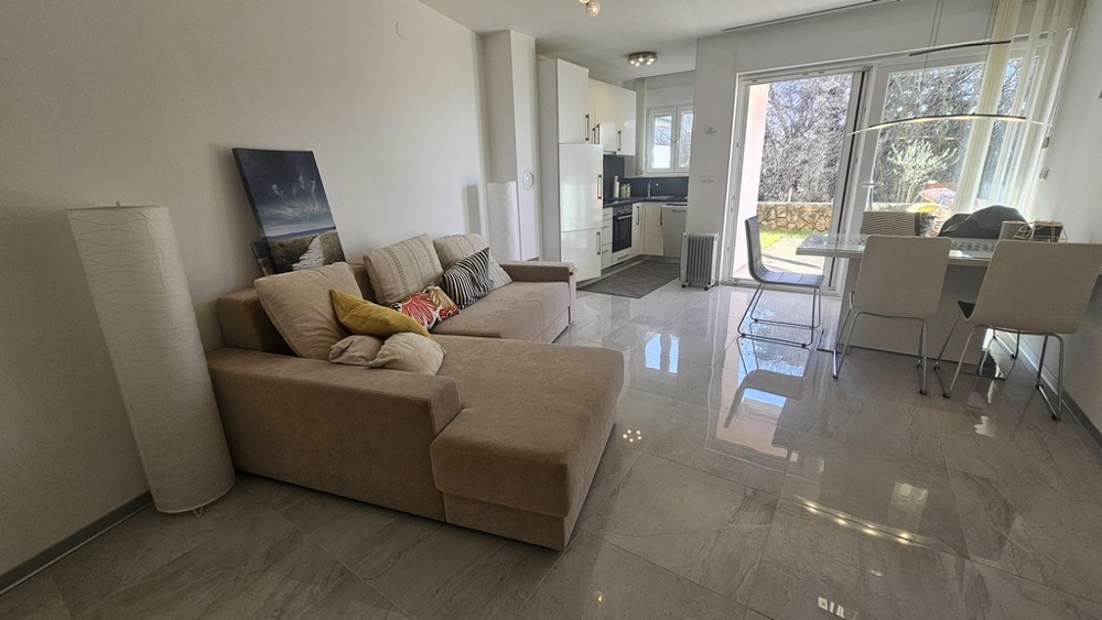 Möblerad boyta på fastigheten A3845 i Njivice, ön Krk.