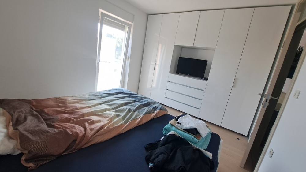 Sovrum med inbyggd garderob