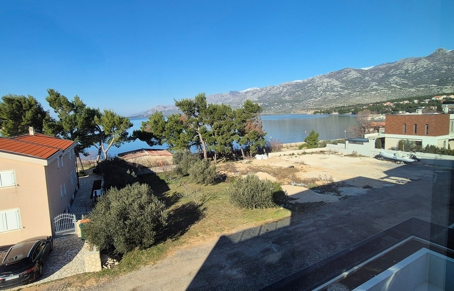 Utsikt över havet, träden och närliggande byggnader