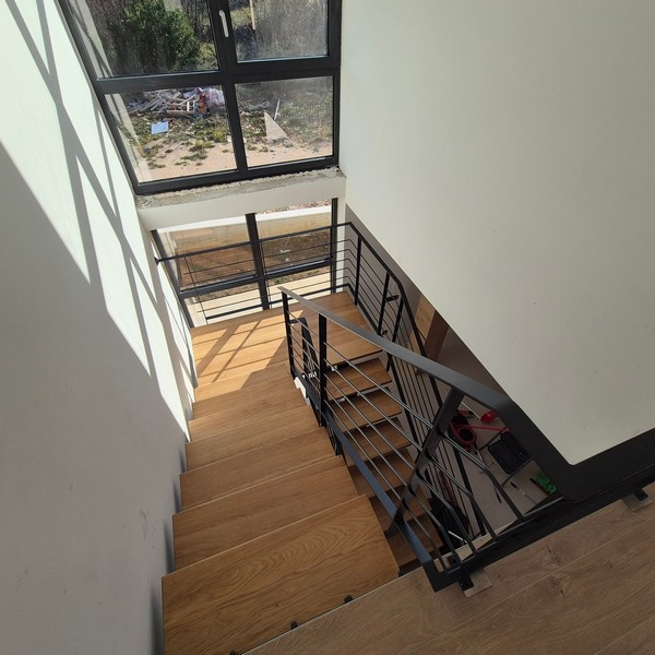 Trappa med galleri och dagsljus
