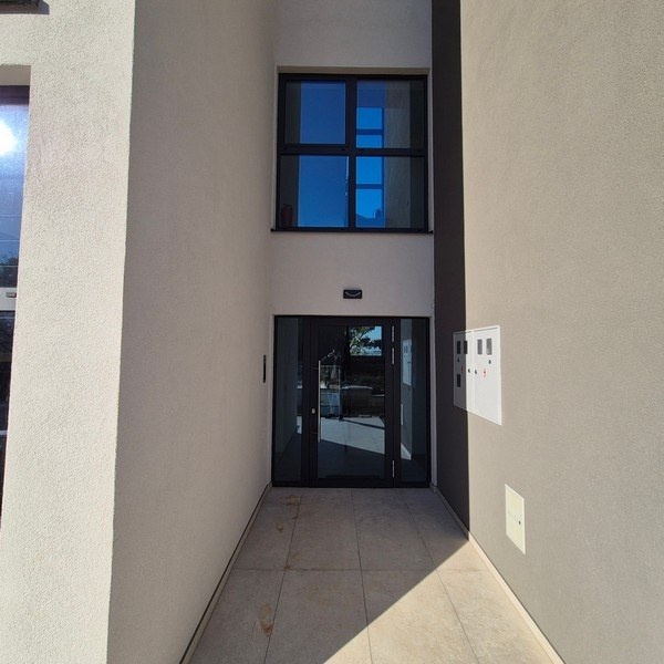 Entré till byggnaden med glasfront