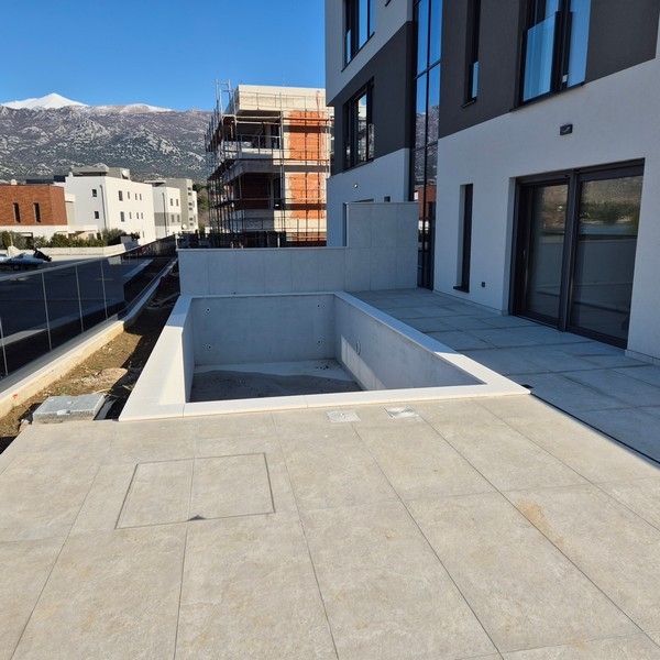 Pool av lägenhet A3848, som är till salu i Dalmatien.