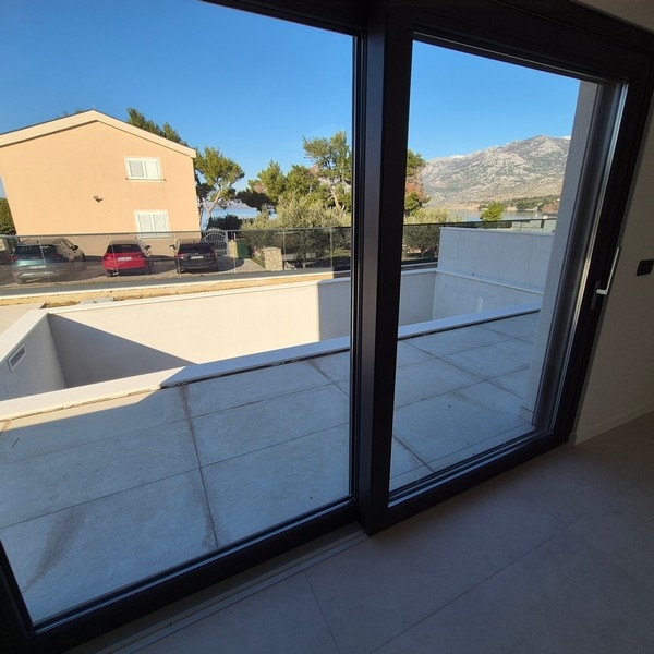 Utsikt från vardagsrummet till terrassen och havet