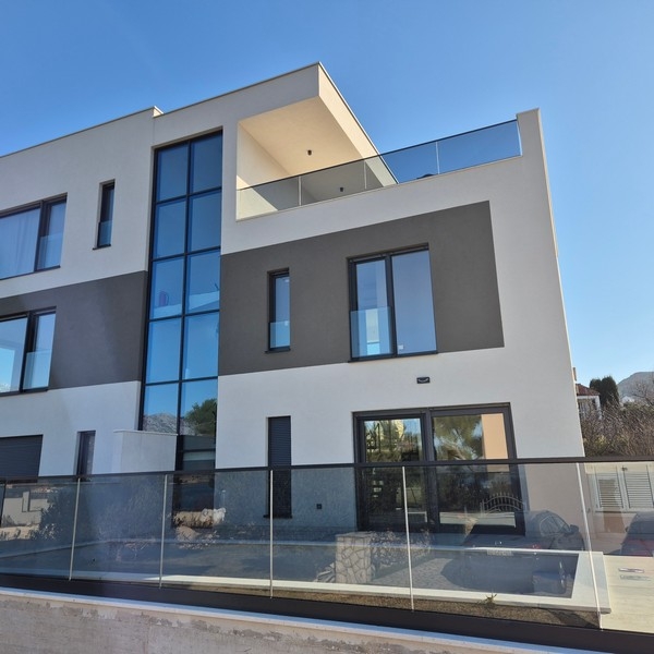 Modern nybyggnadsfasad med glasbalkonger