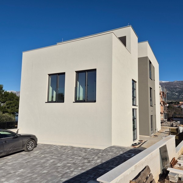 Exteriör vy av den nya byggnaden med tydlig arkitektur