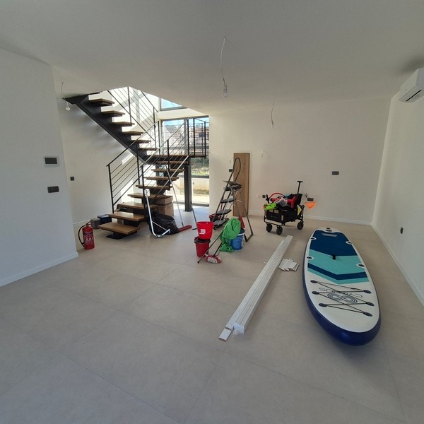 Öppet vardagsrum med trappa och galleri