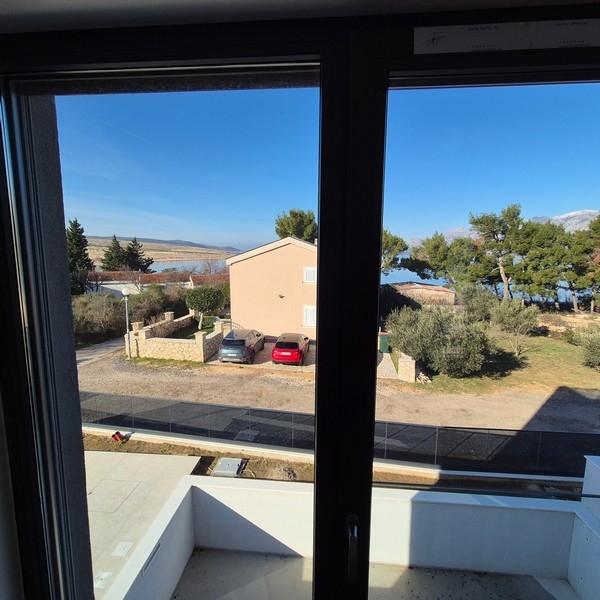 Utsikt från fönstret över havet och omgivningarna