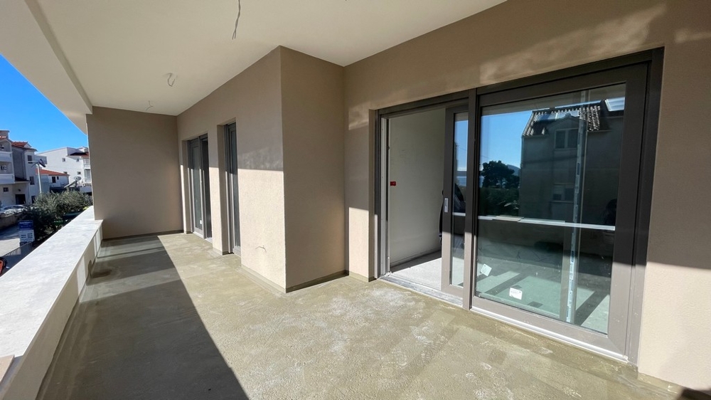 Terrass för den nya lägenheten A3852 nära havet i Vodice, Kroatien.