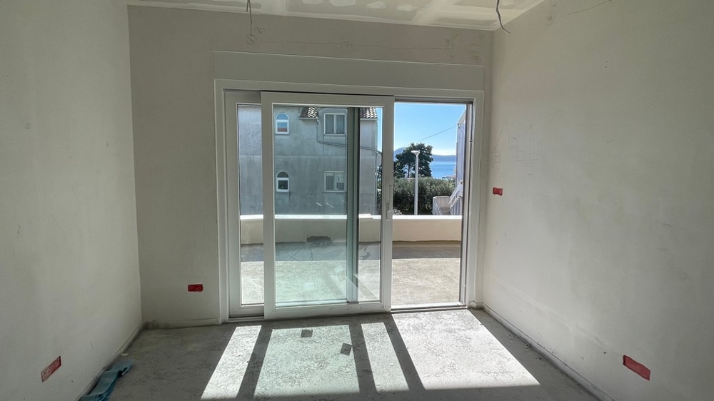 Vardagsrum med skjutdörr till altan