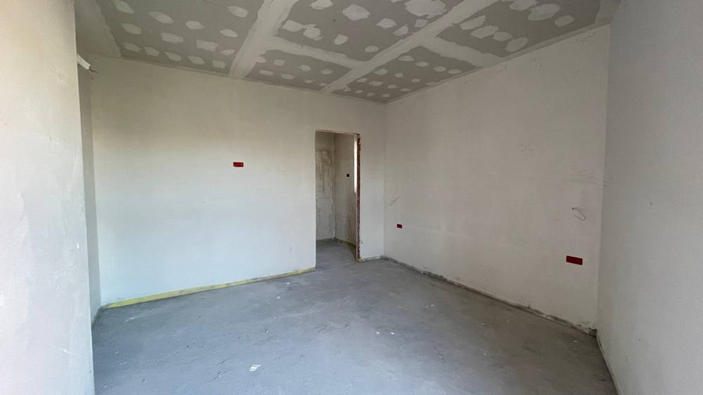 Oavslutat sovrum med tillgång till hall