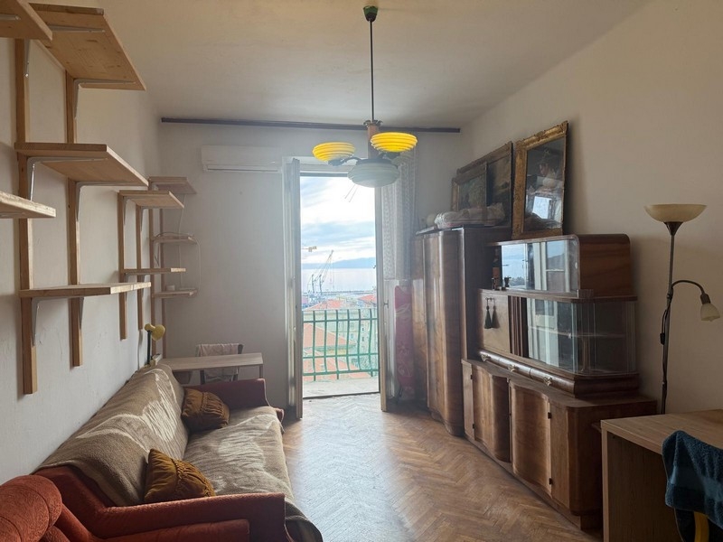 Vardagsrum med balkong och havsutsikt