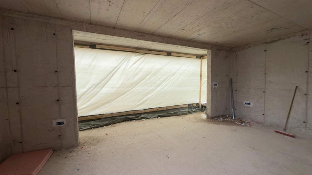 Skalvardagsrum med stort fönsterfront