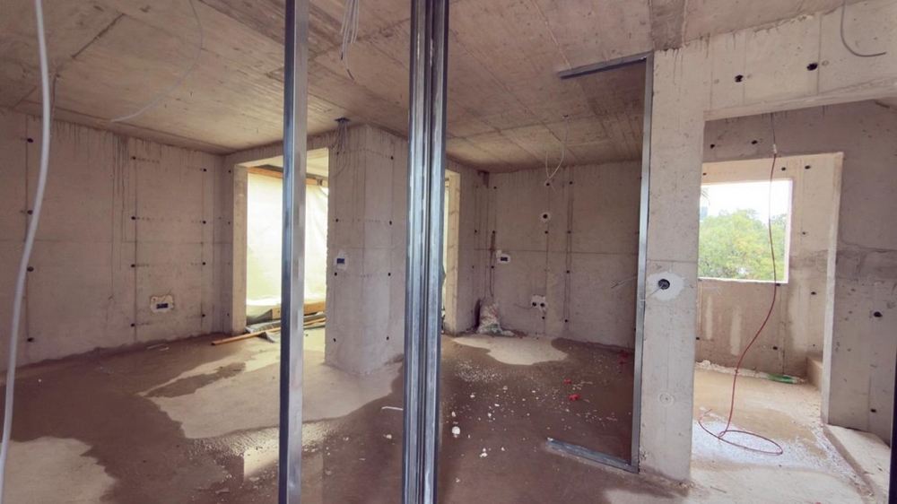 Öppen vardagsrumsdel i skalet med fönster och havsutsikt