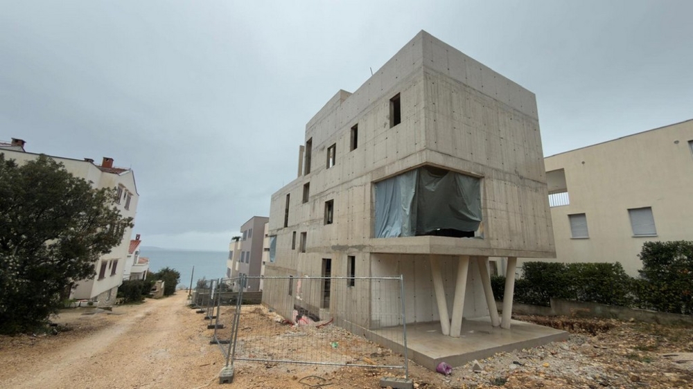 Bottenvåningslägenheten i denna moderna nybyggnad är till salu.