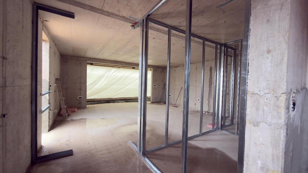 Öppen sällskapsdel ​​i skalet med stor fönsterfront