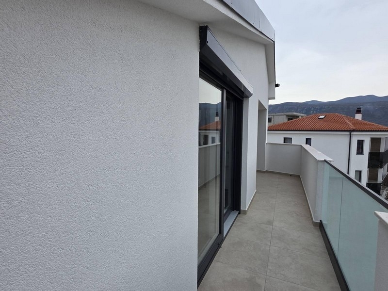 Utsikt över terrassen till vindslägenheten A3859 i Novi Vinodolski.