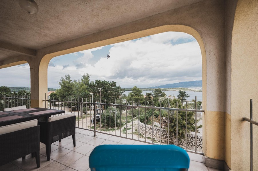 Terrass med havsutsikt i lägenhet A3860, som är till salu på ön Krk.