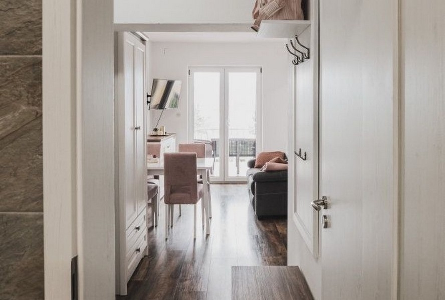 Hall med utsikt över vardagsrum och balkong