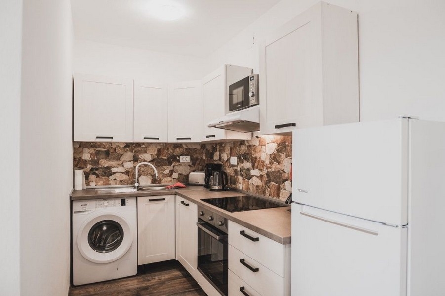 Kök med inbyggda vitvaror och tvättmaskin