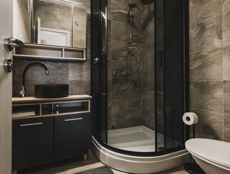 Badrum med dusch och handfat