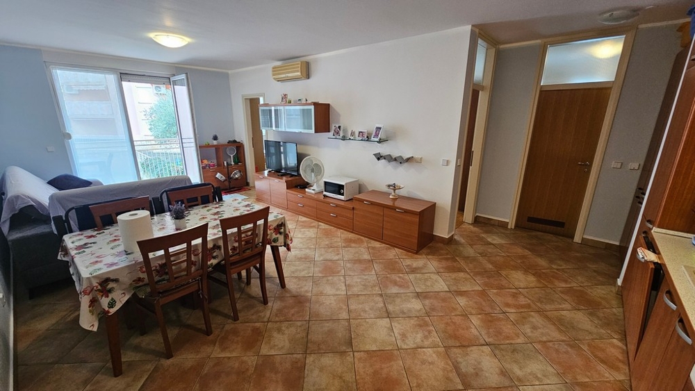 Vardagsrum och matplats med öppet kök och tillgång till balkong