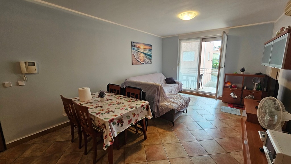 Vardagsrum med soffa, matplats och utgång till terrassen