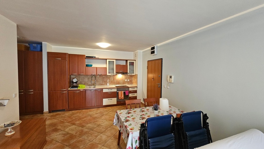 Öppet kök med utrustat kök och matplats