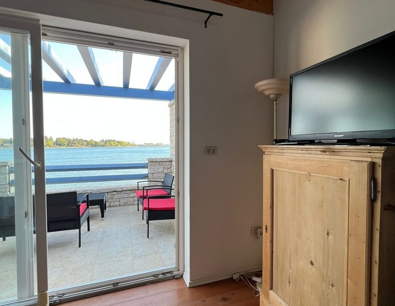 Vardagsrum med tillgång till terrass och direkt havsutsikt