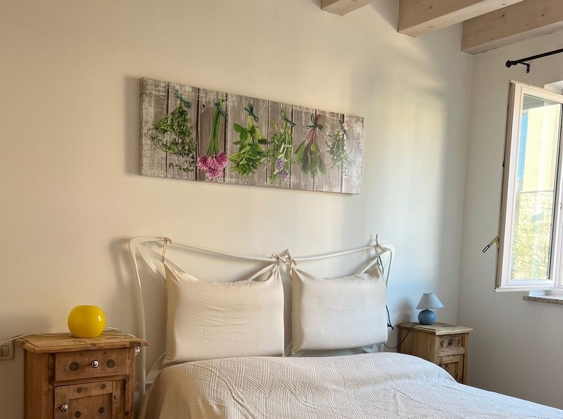 Sovrum med dubbelsäng och trätak