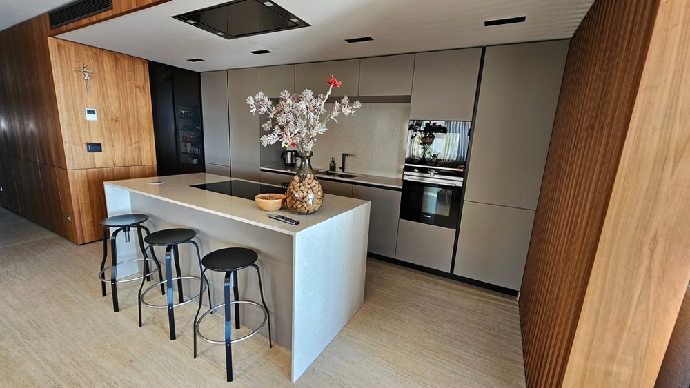 Modernt kök med ö och barstolar