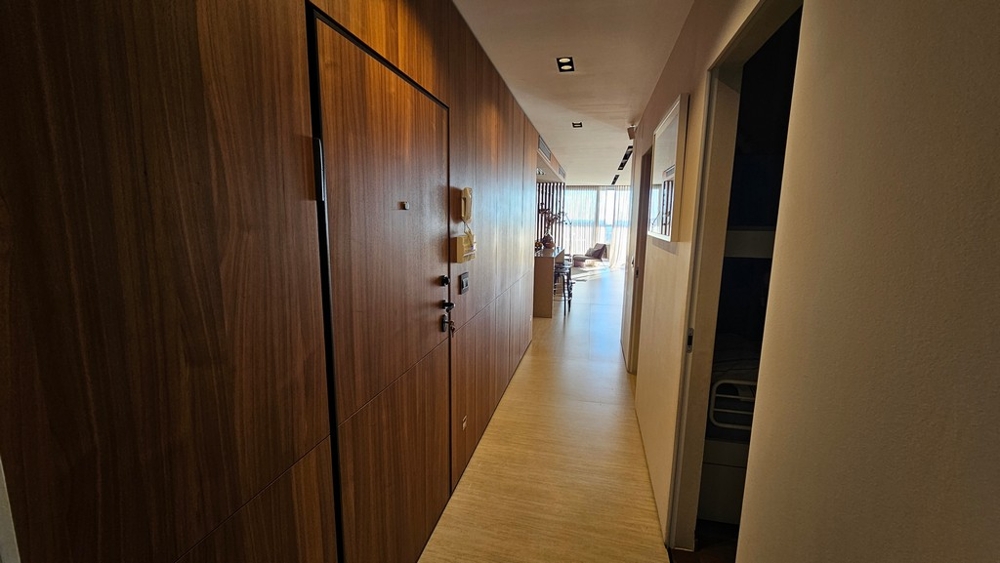 Hall med inbyggda garderober och utsikt över vardagsrummet