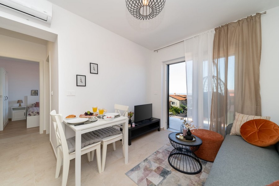 Matplats med utgång till balkong och havsutsikt