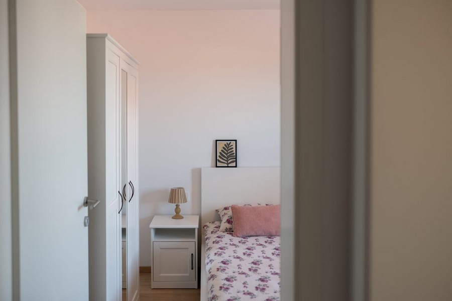 Sovrum med dubbelsäng och garderob