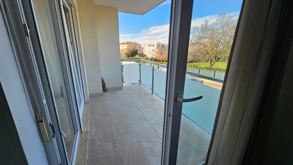 Utsikt över balkongen till lägenhet A3870, som är till salu i Novigrad (Istrien).