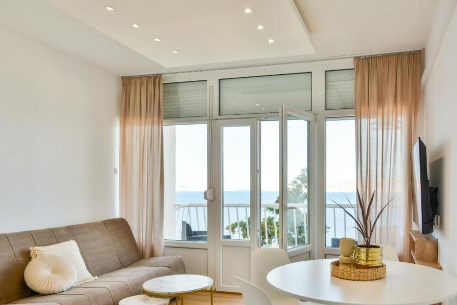 Vardagsrum med balkong och havsutsikt i Senj, Kroatien