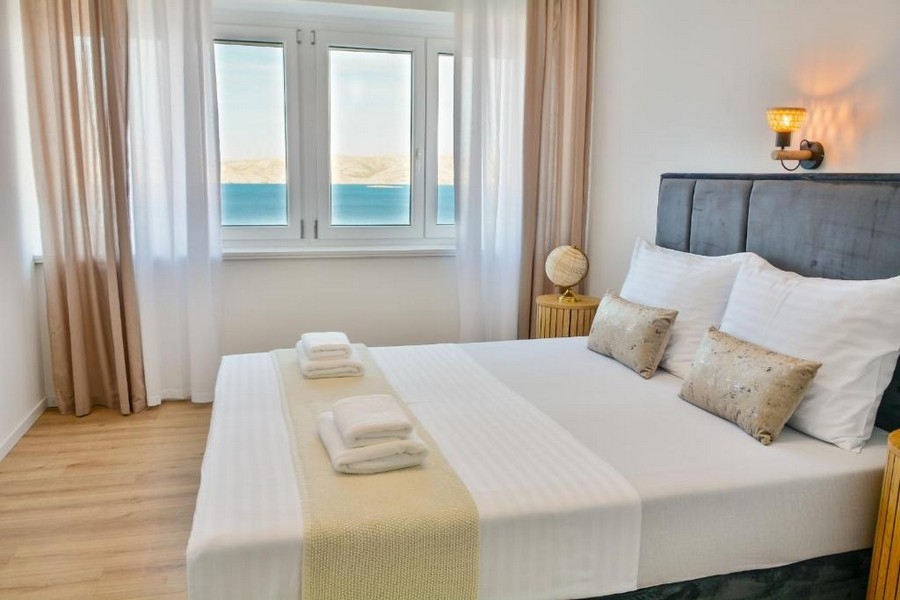 Sovrum med dubbelsäng och havsutsikt