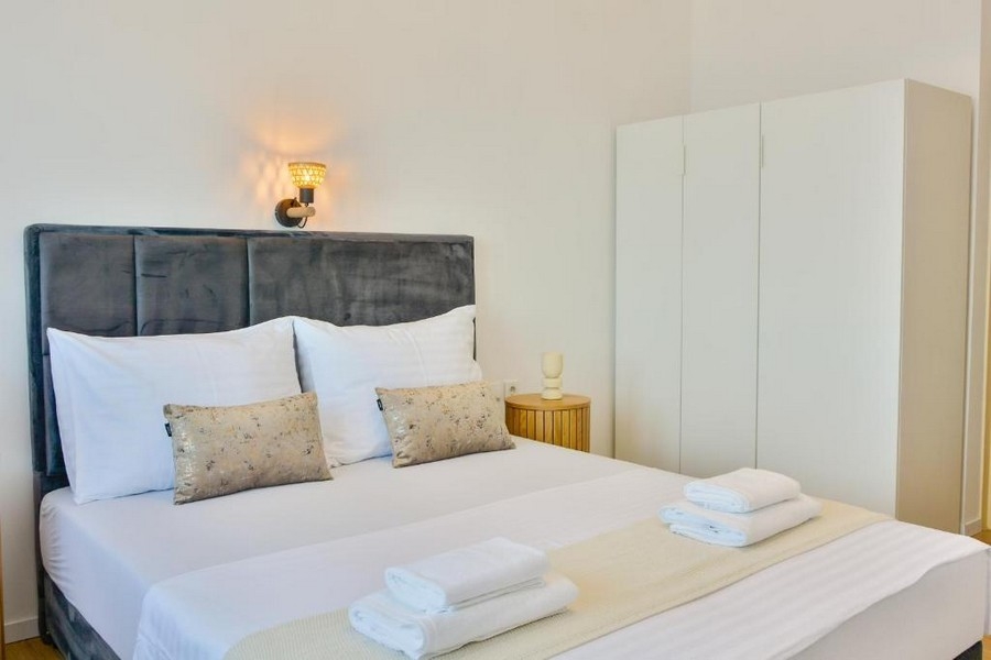 Sovrum med inbyggd garderob i renoverad lägenhet i Senj