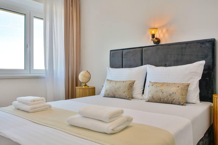 Modernt sovrum med utsikt över havet