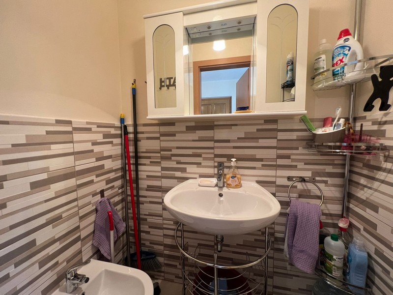 Badrum med handfat och bidé