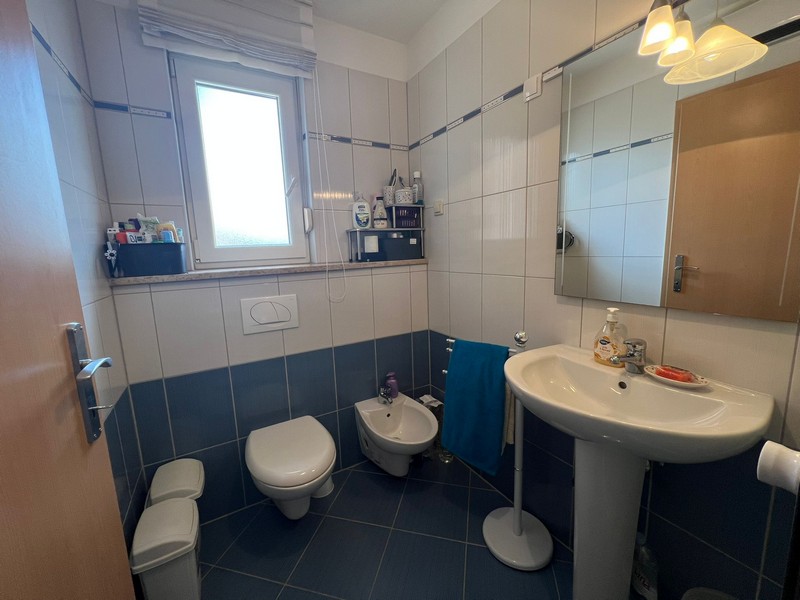 Badrum med toalett och handfat