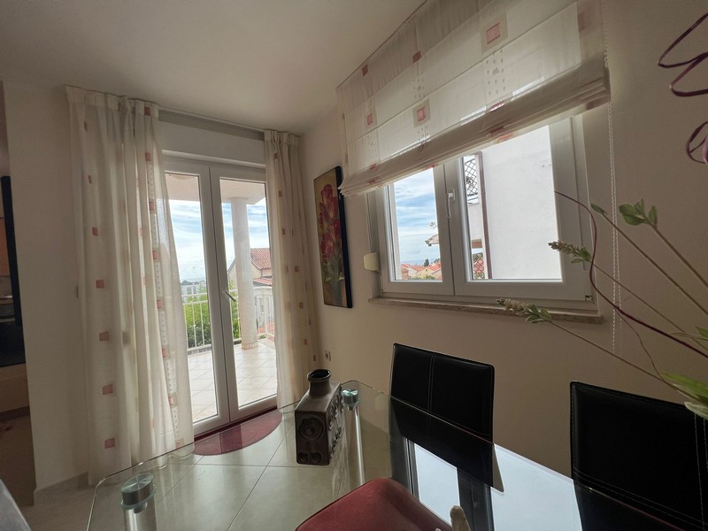 Matplats med tillgång till balkong och havsutsikt