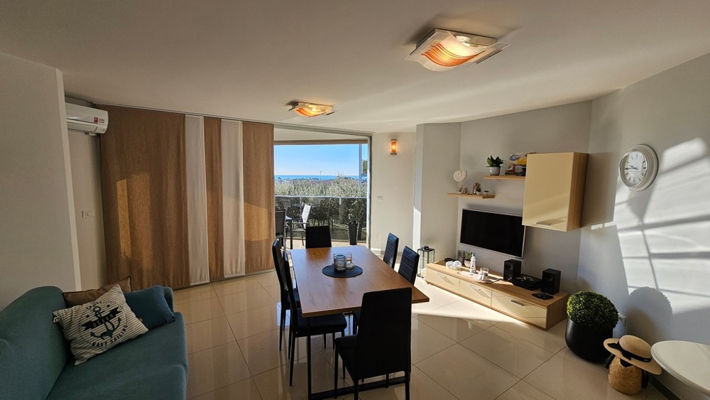 Vardagsrum med utgång till terrassen och havsutsikt