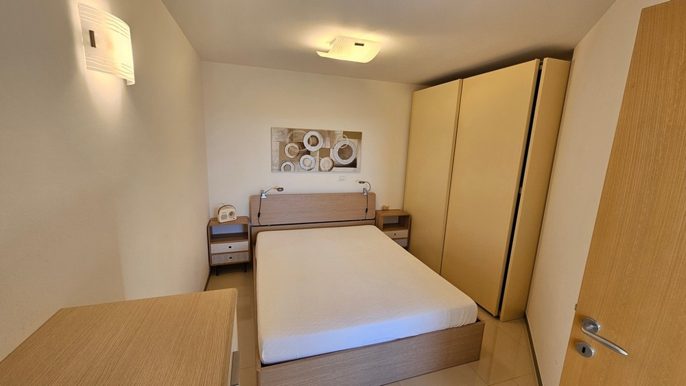 Sovrum med dubbelsäng och garderob