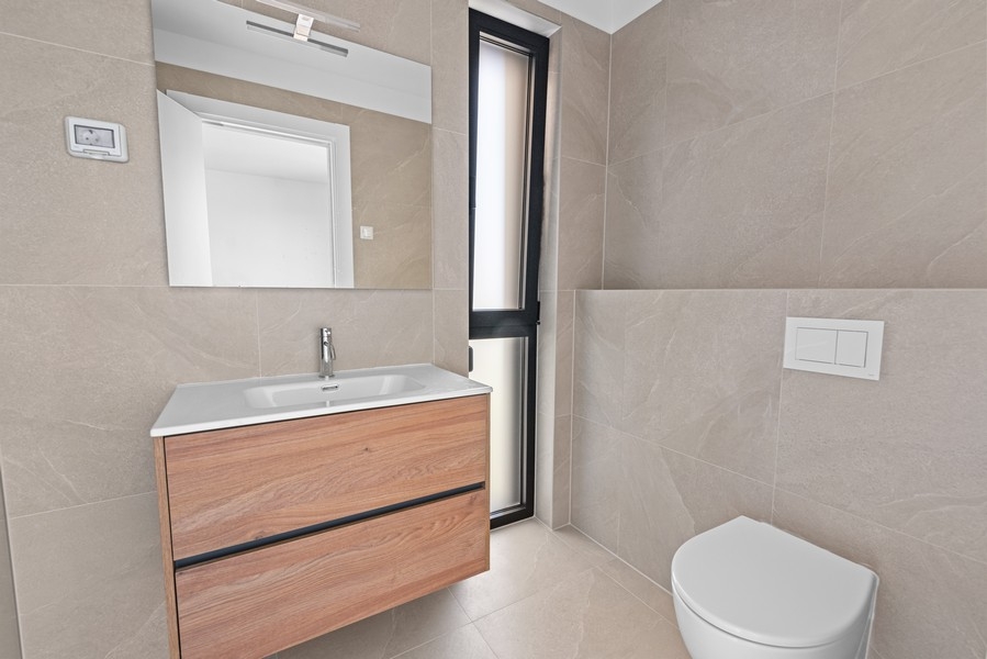 Modernt badrum med handfat och dusch